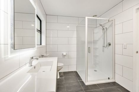 Photo of property in 2/16 Hillcrest Avenue, Hillcrest, Auckland, 0627