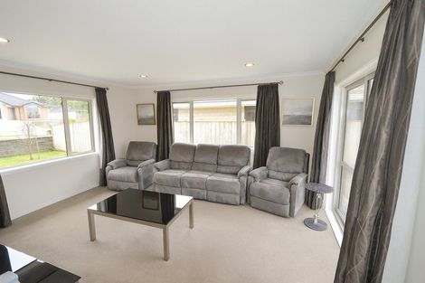 Photo of property in 28 Cooladerry Place, Rosehill, Papakura, 2113