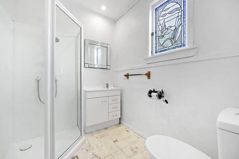 Photo of property in 14 Bertram Road, Kawakawa Bay, Papakura, 2585