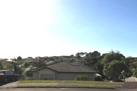 Photo of property in 24 Tyrico Close, Unsworth Heights, Auckland, 0632
