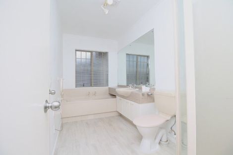 Photo of property in 2/49 Ribbonwood Crescent, Goodwood Heights, Auckland, 2105