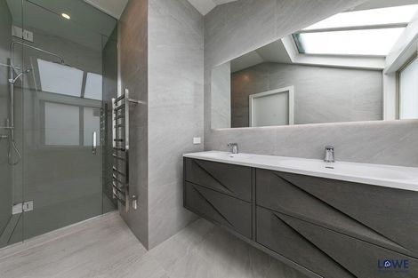 Photo of property in 1/2 Hauraki Road, Hauraki, Auckland, 0622