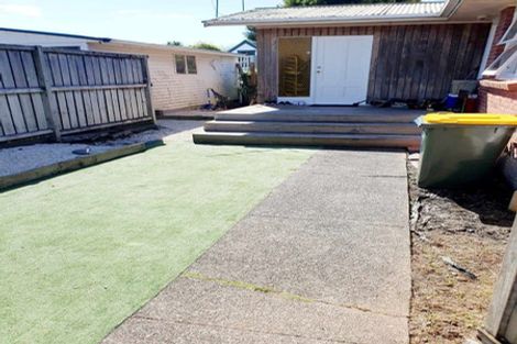 Photo of property in 8 Aplin Place, Birkdale, Auckland, 0626