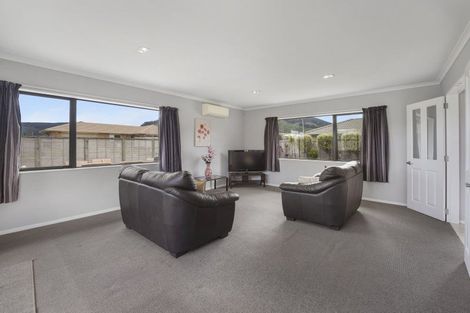 Photo of property in 19 Percy Kinsman Crescent, Riverstone Terraces, Upper Hutt, 5018