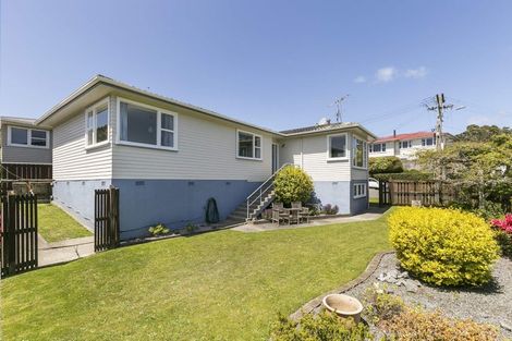 Photo of property in 18 Alder Place, Newlands, Wellington, 6037