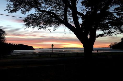 Photo of property in 3 Sandys Parade, Laingholm, Auckland, 0604