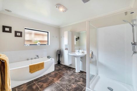 Photo of property in 51 Sapperton Drive, Henderson, Auckland, 0612