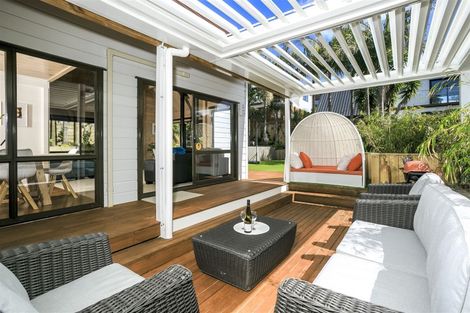 Photo of property in 2/10 Braemar Road, Castor Bay, Auckland, 0620