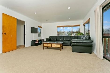 Photo of property in 1/17 Tetrarch Place, Totara Vale, Auckland, 0629