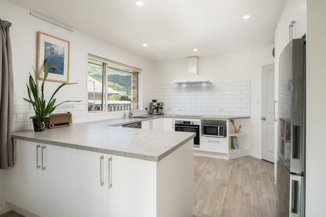 Photo of property in 2 Whitby Close, Waikawa, Picton, 7220