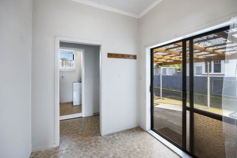 Photo of property in 5 Egmont Street, Hawera, 4610