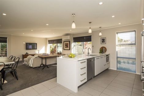 Photo of property in 142 Holly Road, St Albans, Christchurch, 8014