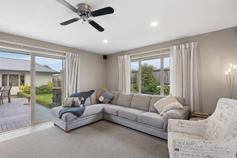 Photo of property in 77 Sarabande Avenue, Redwood, Christchurch, 8051