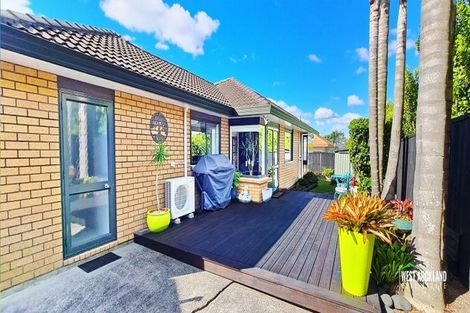 Photo of property in 19 Heversham Place, Glendene, Auckland, 0602