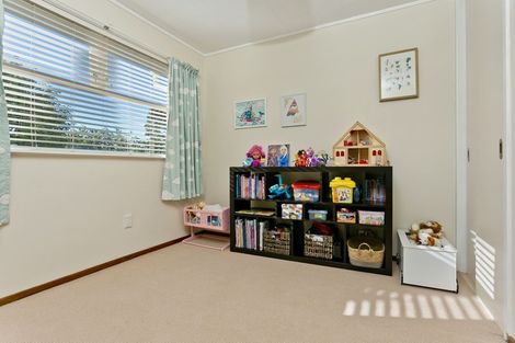 Photo of property in 28 Lavery Place, Sunnynook, Auckland, 0632