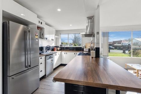 Photo of property in 16 Kruse Place, Redwood, Christchurch, 8051