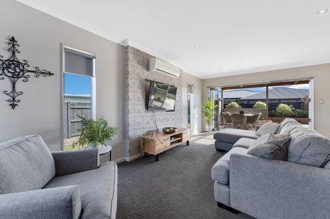 Photo of property in 12 Monaco Grove, Fitzherbert, Palmerston North, 4410