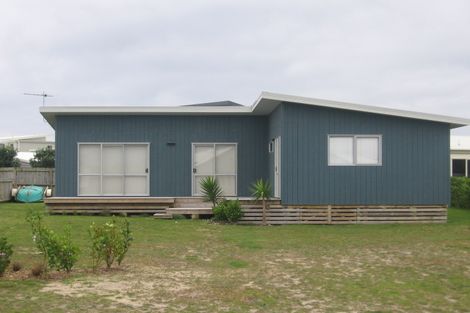 Photo of property in 102 Sands Crescent, Matarangi, Whitianga, 3592