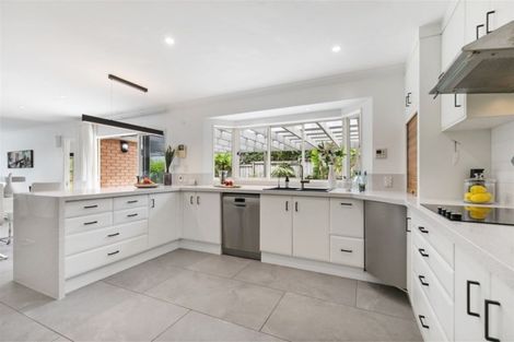 Photo of property in 6 Canonbie Place, East Tamaki Heights, Auckland, 2016