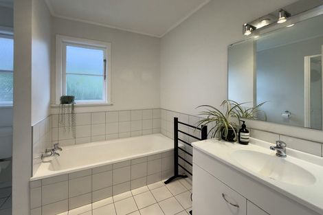 Photo of property in 48 Brooker Grove, Newlands, Wellington, 6037