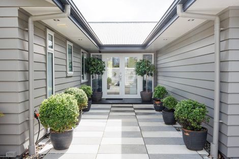 Photo of property in 28 Cashmere Drive, Fitzherbert, Palmerston North, 4410