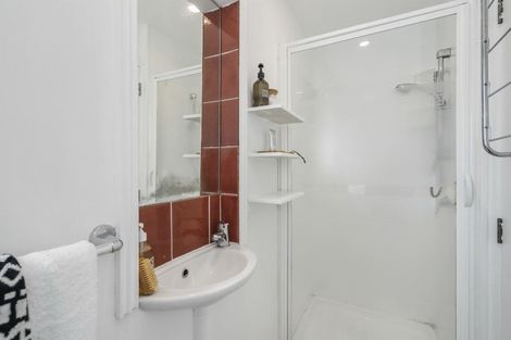 Photo of property in 28 Rangatira Road, Birkenhead, Auckland, 0626