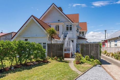 Photo of property in 212 Queens Drive, Lyall Bay, Wellington, 6022