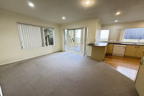 Photo of property in 4 Highgrove Lane, Totara Vale, Auckland, 0632