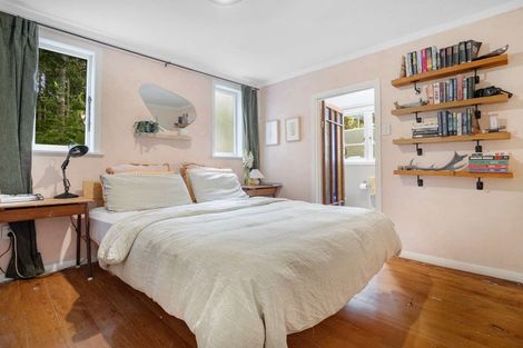 Photo of property in 43 Kauri Point Road, Laingholm, Auckland, 0604