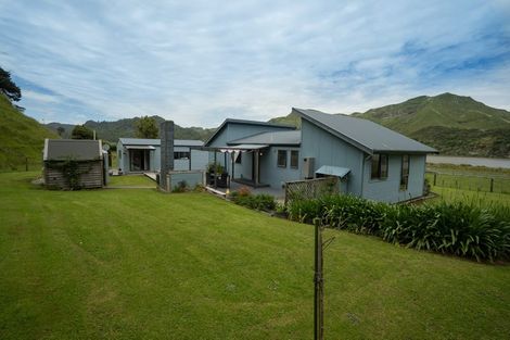 Photo of property in 139 Te Mahoe Road, Mokau, 4376