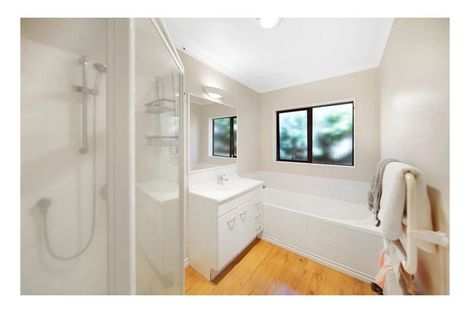 Photo of property in 28 Chieftain Rise, Goodwood Heights, Auckland, 2105