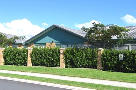 Photo of property in Waimanu Bay Village, 26/1 Piriti Drive, Te Atatu Peninsula, Auckland, 0610