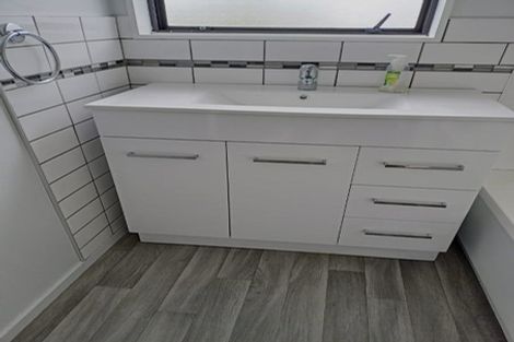 Photo of property in 64 Trias Road, Totara Vale, Auckland, 0629