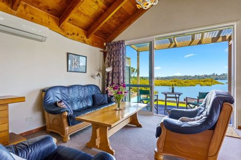 Photo of property in 38 The Terrace, Herald Island, Auckland, 0618