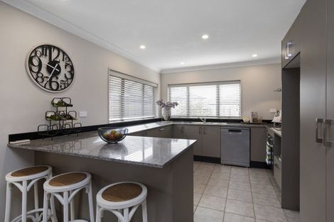 Photo of property in 27 Greig Place, Pukekohe, 2120