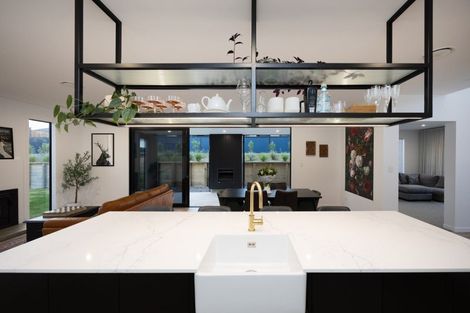 Photo of property in 5 Edenmore Terrace, Fitzherbert, Palmerston North, 4410