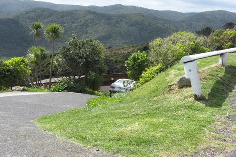 Photo of property in 79 Piha Road, Piha, 0772