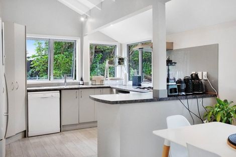 Photo of property in 2/11 Limmer Place, Browns Bay, Auckland, 0632