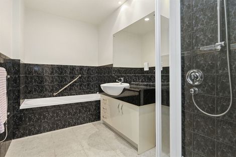 Photo of property in 1a/171 Hurstmere Road, Takapuna, Auckland, 0622