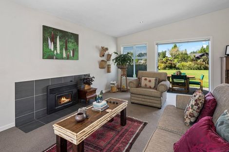 Photo of property in 2 Seagers Close, Kinloch, Taupo, 3377