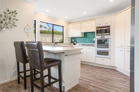 Photo of property in 22 Lanyon Place, Whitby, Porirua, 5024