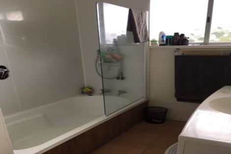 Photo of property in 1/29 Ridgewood Crescent, Birkenhead, Auckland, 0626