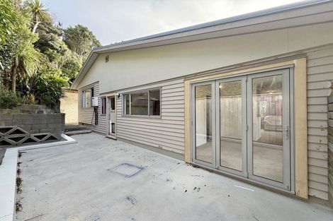 Photo of property in 33 Omega Street, Newlands, Wellington, 6037