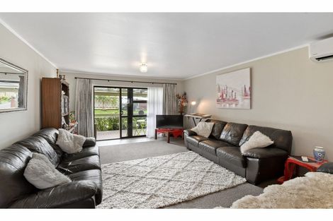 Photo of property in 2/8 Mcinnes Road, Weymouth, Auckland, 2103