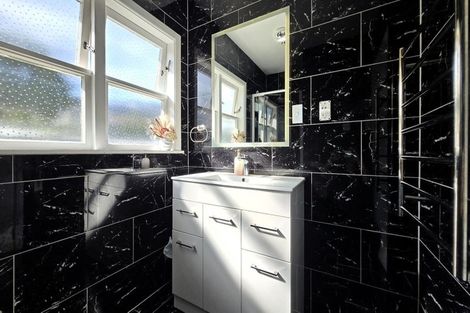 Photo of property in 195 Stokes Valley Road, Stokes Valley, Lower Hutt, 5019