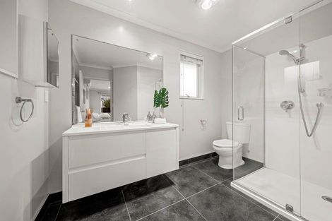 Photo of property in 18 Huntington Park Drive, Greenhithe, Auckland, 0632