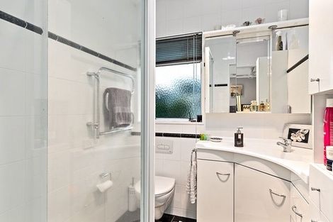 Photo of property in 2/16 Bluefin Way, West Harbour, Auckland, 0618