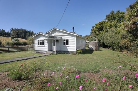 Photo of property in 38 Ongo Road, Hunterville, 4730