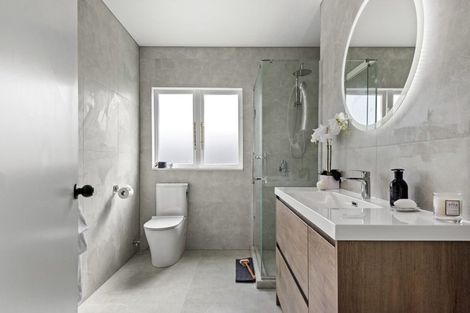 Photo of property in 5 Lyons Avenue, Murrays Bay, Auckland, 0630