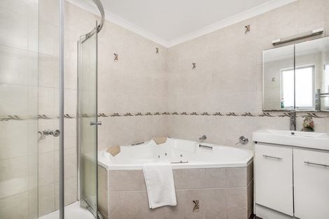 Photo of property in 2 Senator Drive, Manurewa, Auckland, 2105